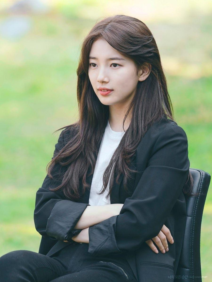 7. Bae Suzy (SN 1994): Cô xuất thân nhóm nhạc nữ Miss A thuộc JYP Entertainment, được biết đến với danh xưng “tình đầu quốc dân”. Sau khi kết thúc hợp đồng với JYP, Suzy gia nhập Management SOOP, trở thành ca sĩ solo và diễn viên. Cô nổi tiếng với “Dream High”, “Architecture 101”, “Cửu Gia Thư”, “Yêu không kiểm soát”, “Khi nàng say giấc”, “Lãng khách”…