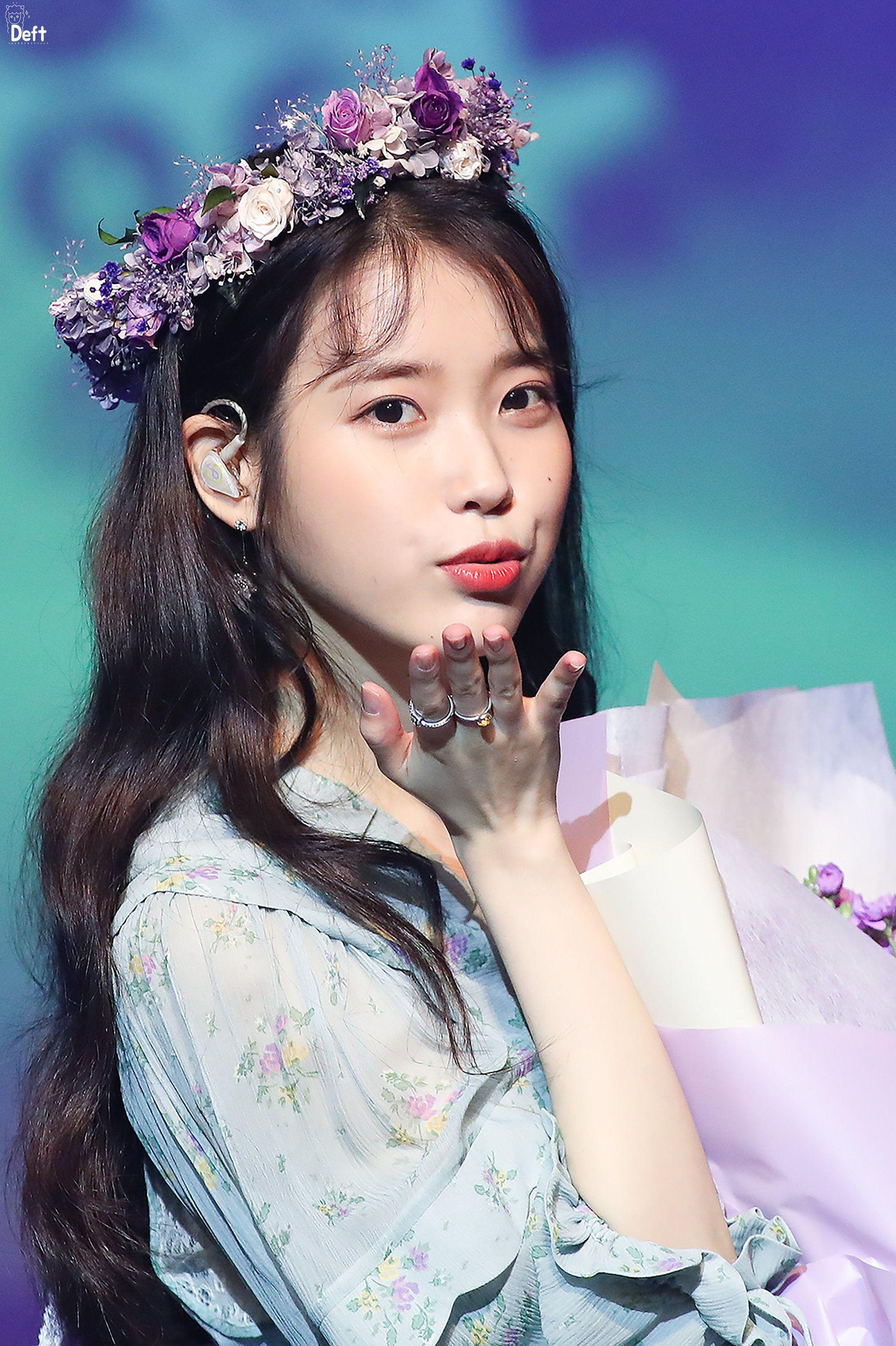 6. IU (SN 1993): Cô là một trong những nữ ca sĩ solo thành công nhất hiện nay ở Hàn Quốc, sở hữu giọng hát trong trẻo, cao vút. IU cũng ghi dấu ấn ở vai trò diễn viên qua những bộ phim như “Dream High”, “Moon Lover”, “Khách sạn ma quái”…