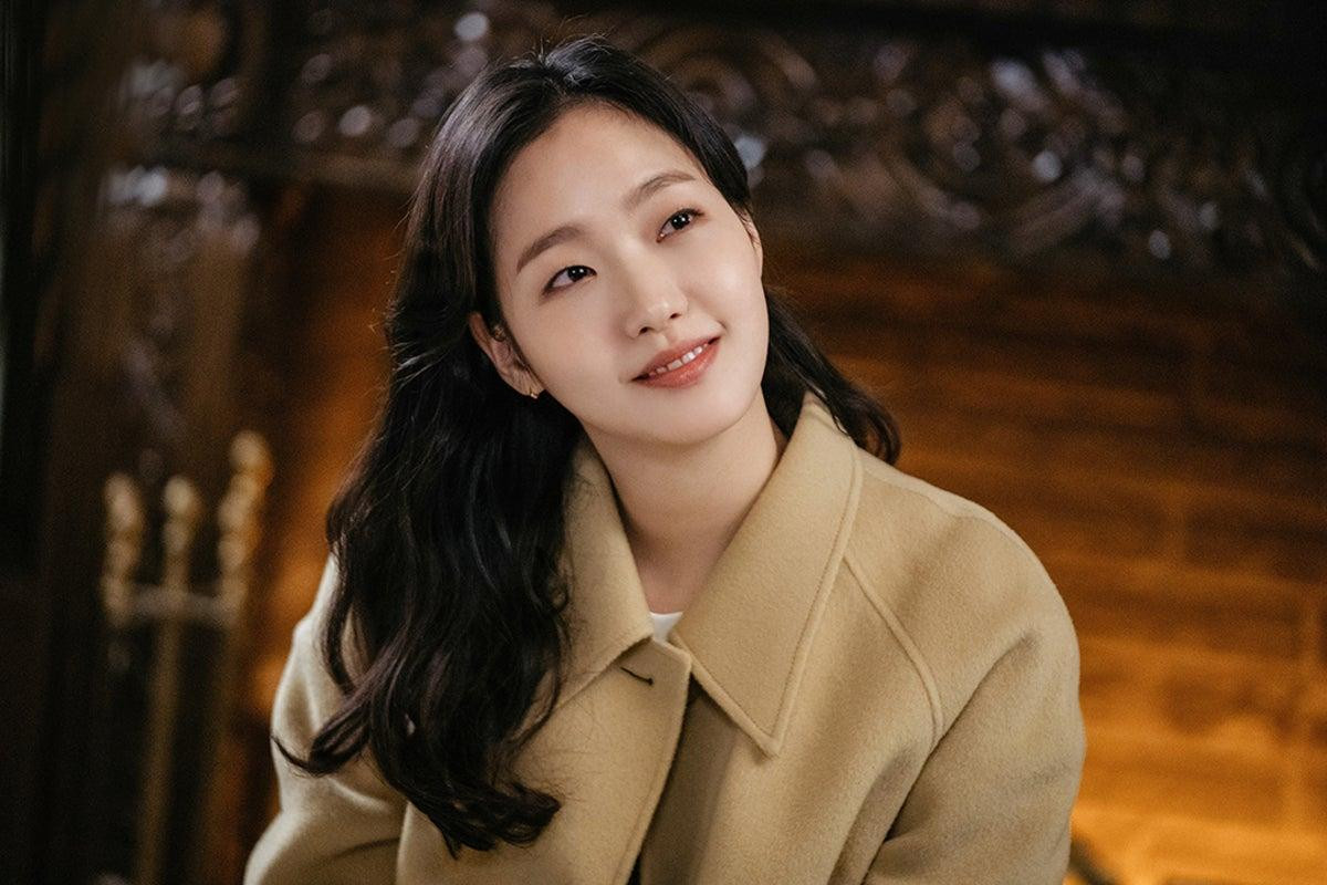 5. Kim Go Eun (SN 1991): Cô lần đầu tiên được chú ý với vai chính trong bộ phim 18+ “A Muse” (Nàng thơ) vào năm 2012, mang về cho cô một số giải thưởng “Nữ diễn viên mới xuất sắc nhất”. Nhưng phải đến năm 2016, tên tuổi cô mới phủ sóng khắp châu Á nhờ “Bẫy tình yêu” và “Goblin”.