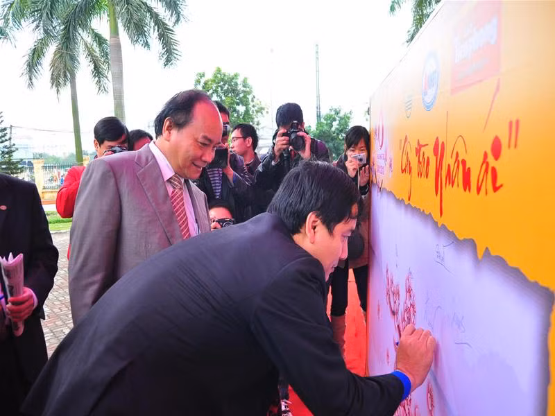 Các vị đại biểu cùng ký tên vào bức tranh Cây đào nhân ái của Ngày Chủ nhật đỏ. Ảnh : Thuận Phong. Tổng Biên tập báo Tiền Phong Đoàn Công Huynh ký tên vào bức tranh Cây đào nhân ái của Ngày Chủ nhật đỏ. Ảnh : Thuận Phong.