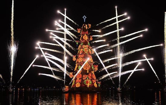 Màn thắp sáng cây giáng sinh hòa trong tiếng nhạc và tiếng reo hò của người dân thành phố 