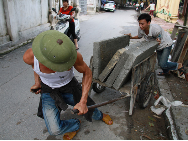 Đặng Đình Đoài (người đẩy xe). Ảnh: Trường Phong