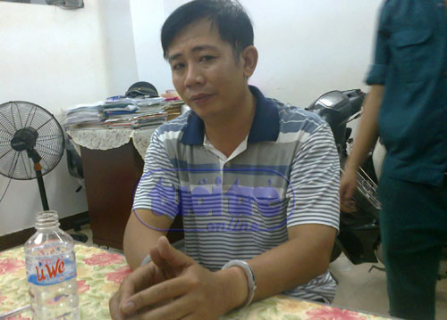 Tạ Chí Hoàng được đưa về nhà riêng khám xét tối 13-12. Ảnh: Sơn Bình