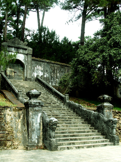 Lối dẫn lên Bửu Thành. Hai bên có là hình rồng mang đậm dặc điểm rồng thời Nguyễn