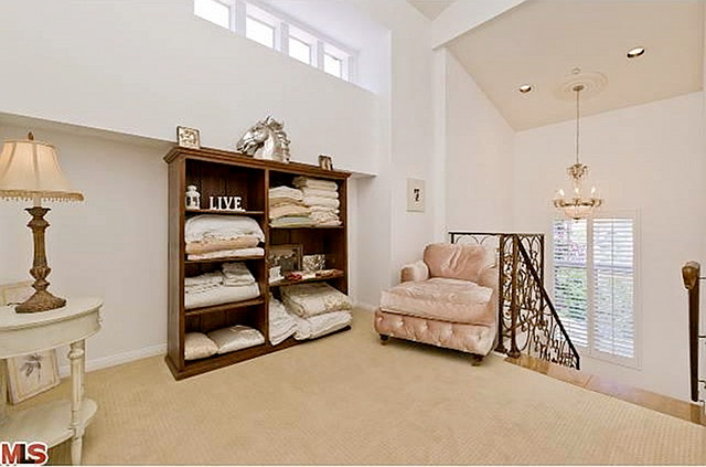 Tường và các dụng cụ trong nhà đều là màu trắng. Gương và đèn là nét đặc biệt của phòng tắm. Căn phòng này là nơi Leona sáng tác và luyện tập.