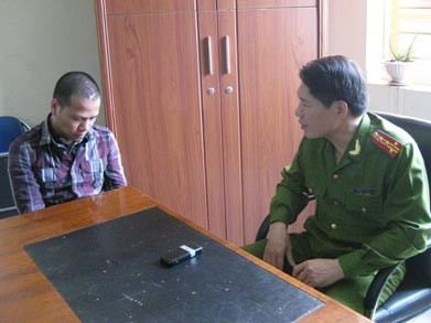 Phó giám đốc CA TP.Hải Phòng Dương Tự Trọng hỏi cung Mai Đức Vượng - nhân vật cộm cán đất cảng bị bắt năm 2011. Phó giám đốc CA TP.Hải Phòng Dương Tự Trọng hỏi cung Mai Đức Vượng - nhân vật cộm cán đất cảng bị bắt năm 2011