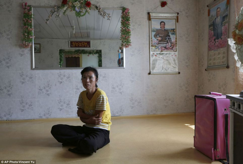 Một người nông dân Triều Tiên ngồi trong căn nhà của mình. Cô hy vọng, trong năm mới 2013, nhiều chính sách nông nghiệp sẽ được thay đổi 