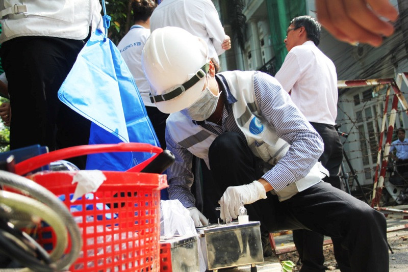 Lấy mẫu đất, nước tiến hành xét nghiệm