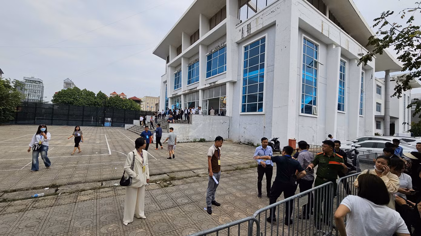 Người tham gia đấu giá nghỉ giải lao sau 5 vòng đấu giá. Giá lô cao nhất hiện được trả 91 triệu đồng/m2.