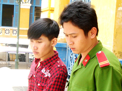 Bị cáo Lê Hải Lộc trên đường ra xe về trại giam