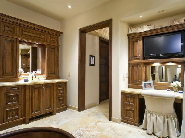 Gia chủ có thể vừa trang điểm vừa không bỏ lỡ bản tin buổi sáng 