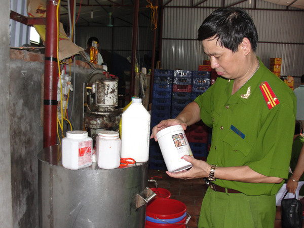 Nước tăng lực giả được chế từ nước giếng khoan. Ảnh: LD