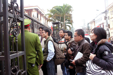 Luật sư và phóng viên xuất trình thẻ, giấy giới thiệu nhưng cánh cổng sắt của TAND tỉnh Hà Giang vẫn đóng im ỉm...