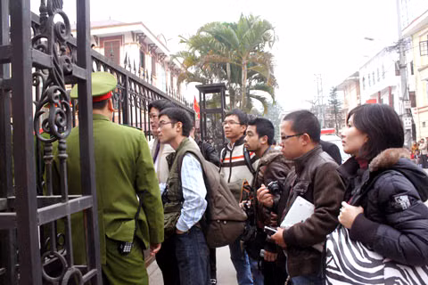 Luật sư và phóng viên xuất trình thẻ, giấy giới thiệu nhưng cánh cổng sắt của TAND tỉnh Hà Giang vẫn đóng im ỉm...