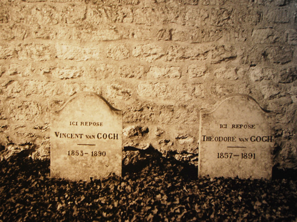 Nơi đây yên nghỉ đời đời. Vincent Van Gogh 1853-1890. Và ngôi bên kia Nơi đây yên nghỉ đời đời Theodore Van Gogh 1857-1891 