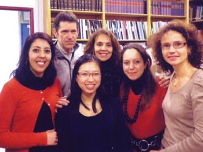  Quỳnh Anh (đeo kính, giữa) cùng thầy cô, bạn bè sau khi bảo vệ luận án tiến sĩ tại Pháp. Ảnh: nhân vật cung cấp(Thanh Niên)