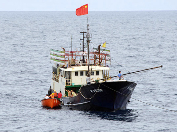 Tàu cá Trung Quốc gần đảo đá Chữ Thập thuộc quần đảo Trường Sa ngày 16-7. Ảnh: Xinhua