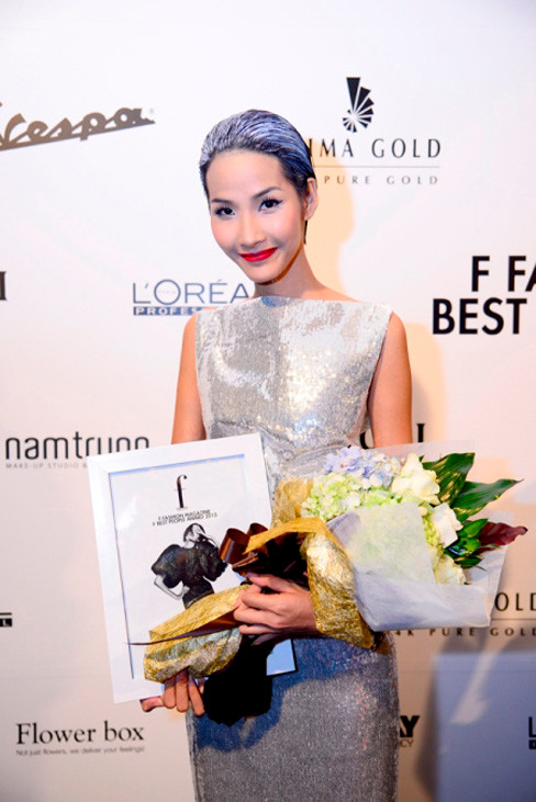 Hoàng Thùy được vinh danh với giải thưởng “Best Model” của khuôn khổ lễ trao giải Best People Awards do tạp chí F tổ chức. Hoàng Thùy được vinh danh với giải thưởng “Best Model” của khuôn khổ lễ trao giải Best People Awards do tạp chí F tổ chức