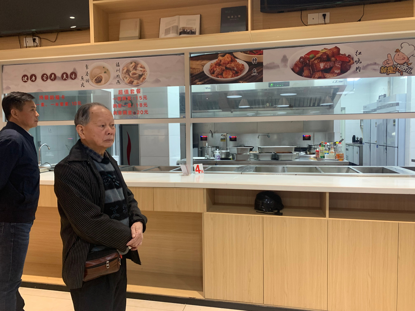 Nhà ăn tập thể sức chứa gần 100 người có giá ưu đãi cho người trên 60 tuổi. Ảnh: Linh Nhi. Nhà ăn tập thể sức chứa gần 100 người có giá ưu đãi cho người trên 60 tuổi. Ảnh: Linh Nhi.