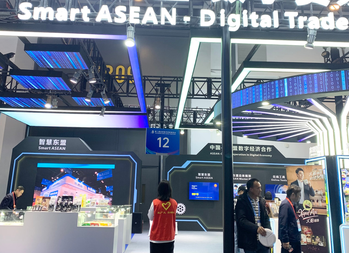 Gian hàng ASEAN thể hiện nhiều thành tựu thương mại, đầu tư và trưng bày một số mặt hàng nông sản, thu hút nhiều khách tham quan. Ảnh: Linh Nhi.