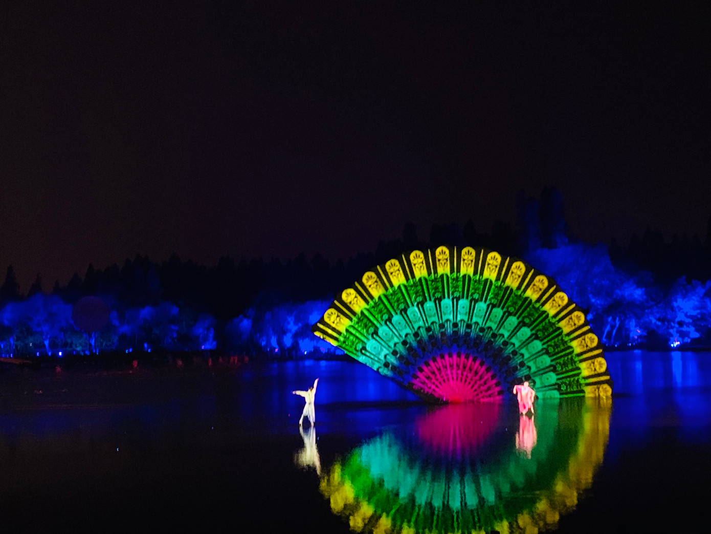 Tiết mục "Uyên ương hồ điệp" trong show diễn thực cảnh của đạo diễn Trương Nghệ Mưu trên mặt Hồ Tây ở thành phố Hàng Châu, tỉnh Chiết Giang. Ảnh: Linh Nhi. Tiết mục "Uyên ương hồ điệp" trong show diễn thực cảnh của đạo diễn Trương Nghệ Mưu trên mặt Hồ Tây ở thành phố Hàng Châu, tỉnh Chiết Giang. Ảnh: Linh Nhi.