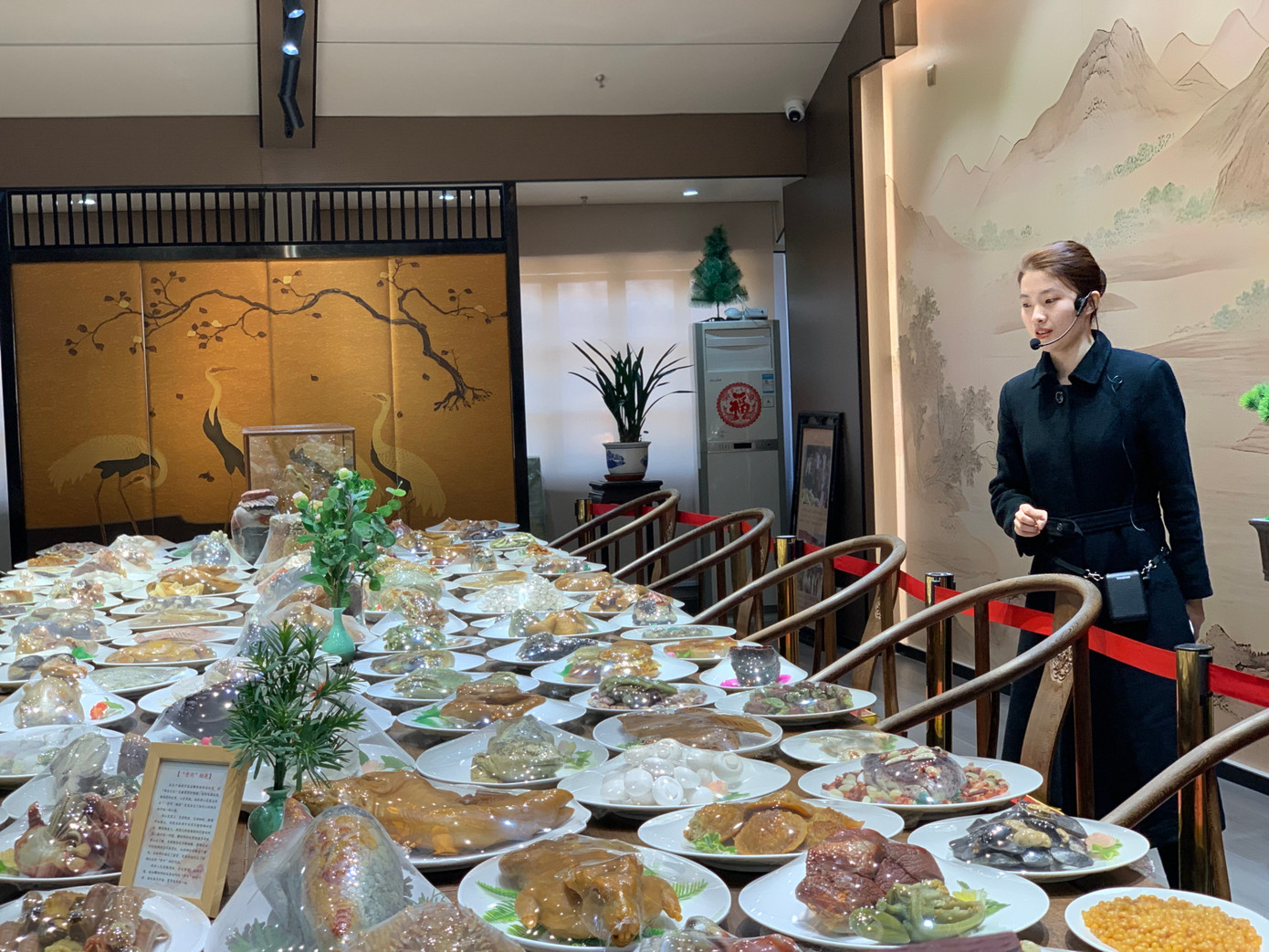 Một bàn tiệc gồm 143 món ăn được một nghệ nhân Trung Quốc chế tác từ đá Thọ Sơn trong 20 năm, đang được trưng bày ở khu "Sanfang Qixiang" (3 làn 7 ngõ) ở Phúc Châu. Ảnh: Linh Nhi. Một bàn tiệc gồm 143 món ăn được một nghệ nhân Trung Quốc chế tác từ đá Thọ Sơn trong 20 năm, đang được trưng bày ở khu "Sanfang Qixiang" (3 làn 7 ngõ) ở Phúc Châu. Ảnh: Linh Nhi.