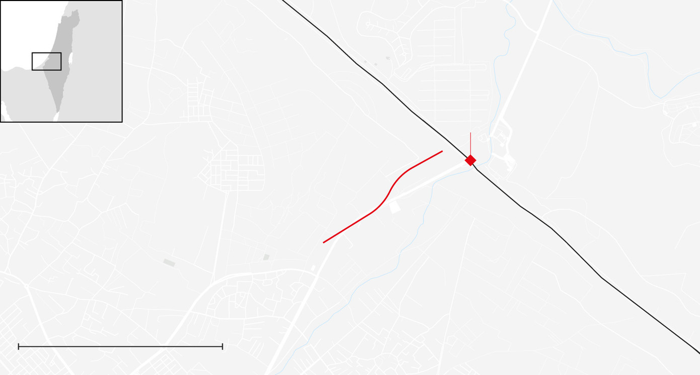 Nổi lên ngay gần Trạm kiểm soát Erez, đường hầm của Hamas chạy sâu 50m ở nhiều nơi và được cho là được thiết kế cho cuộc tấn công lớn hơn vào Israel. Đồ họa: The Telegraph. Nổi lên ngay gần Trạm kiểm soát Erez, đường hầm của Hamas chạy sâu 50m ở nhiều nơi và được cho là được thiết kế cho cuộc tấn công lớn hơn vào Israel. Đồ họa: The Telegraph.