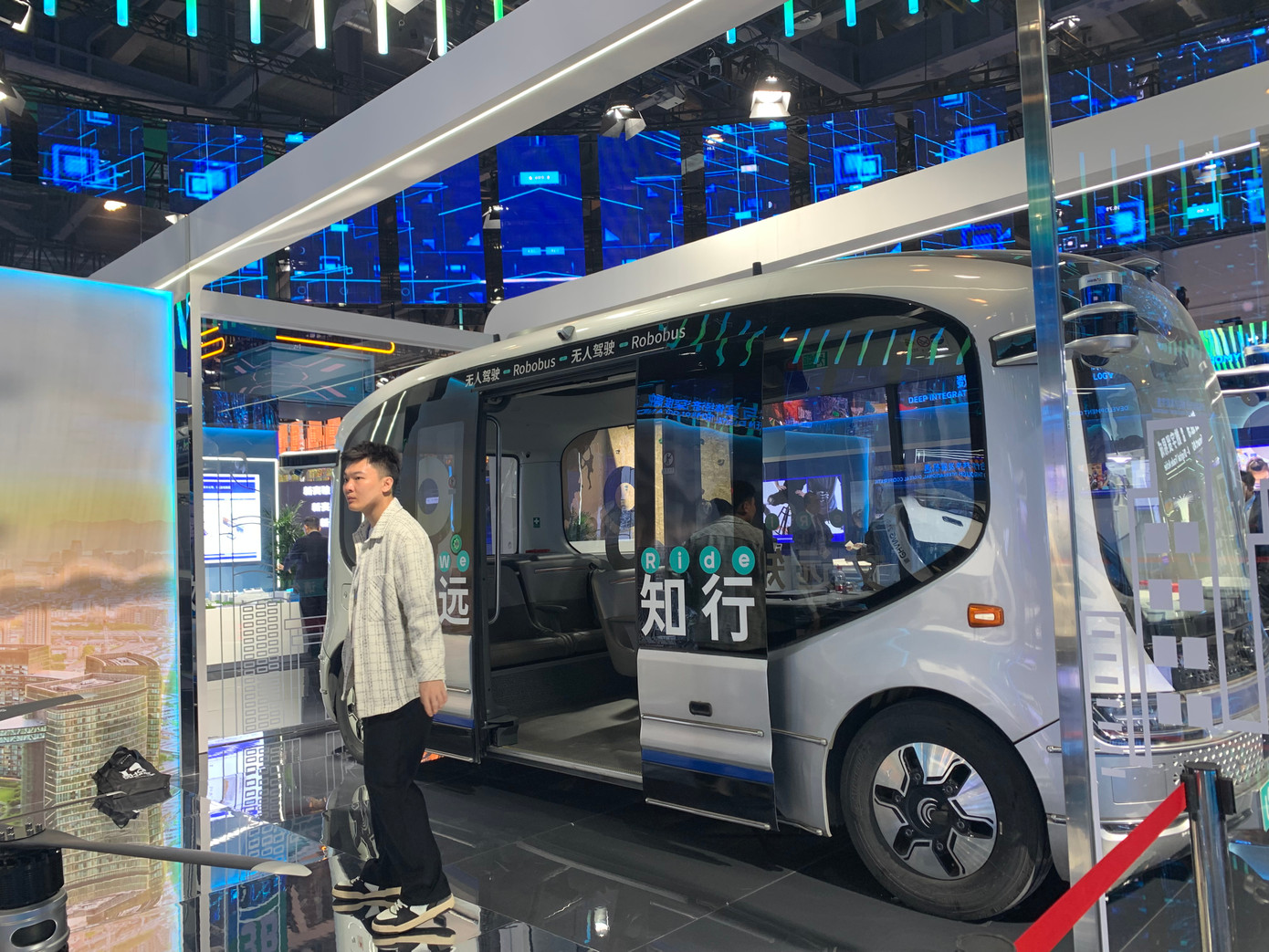 Xe buýt tự lái được trưng bày tại GDTE 2023. Ảnh: Linh Nhi.