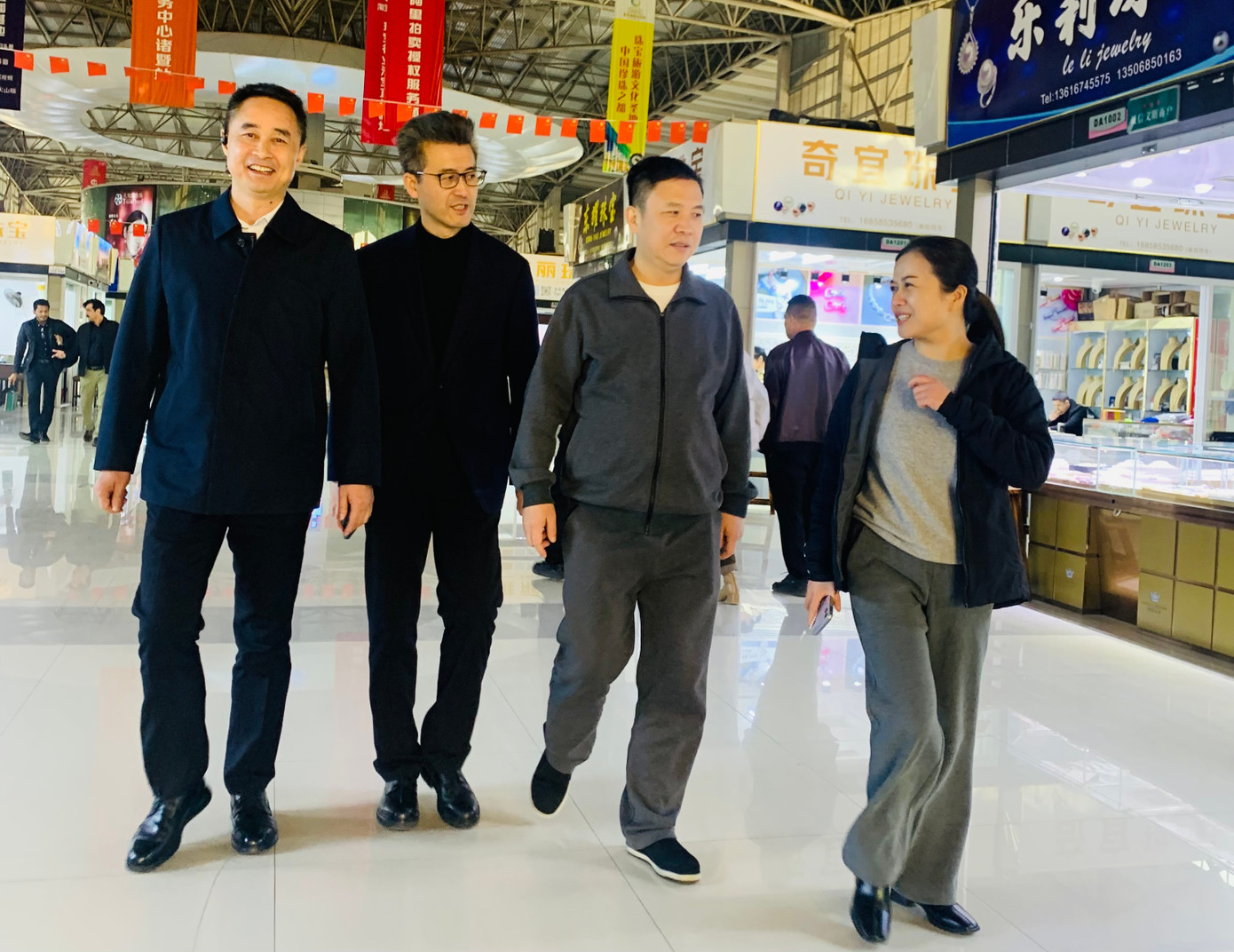 Ông Ding Qijie (ngoài cùng bên trái) thị sát chợ ngọc trai lớn nhất Trung Quốc ngày 24/11/2023. Ảnh: Linh Nhi. Ông Ding Qijie (ngoài cùng bên trái) thị sát chợ ngọc trai lớn nhất Trung Quốc ngày 24/11/2023. Ảnh: Linh Nhi.