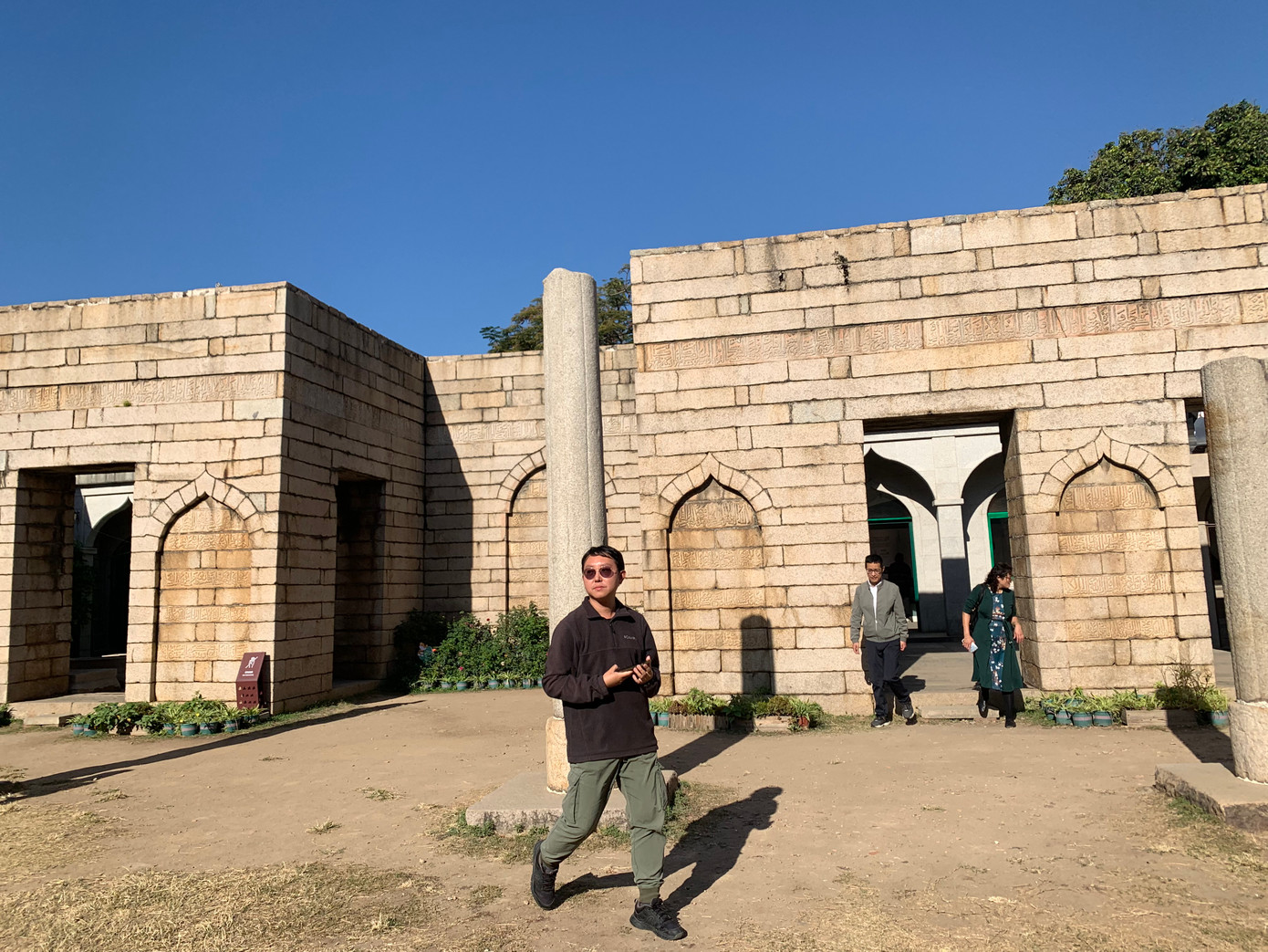 Bên trong Nhà thờ Hồi giáo Thanh Tịnh (được xây dựng năm 1009, nay không còn mái). Ảnh: Linh Nhi. Bên trong Nhà thờ Hồi giáo Thanh Tịnh (được xây dựng năm 1009, nay không còn mái). Ảnh: Linh Nhi.