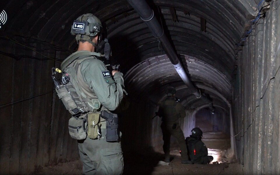 Những người lính Israel thận trọng nhìn vào bóng tối trong đường hầm Erez. Ảnh: The Telegraph. Những người lính Israel thận trọng nhìn vào bóng tối trong đường hầm Erez. Ảnh: The Telegraph.