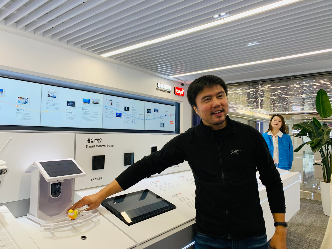 Ông Dương Nghị (Alex Yang), người đồng sáng lập, giám đốc vận hành của Tuya Smart, giới thiệu sản phẩm bird feeder đã đem lại 8 triệu USD doanh thu. Ảnh: Linh Nhi.