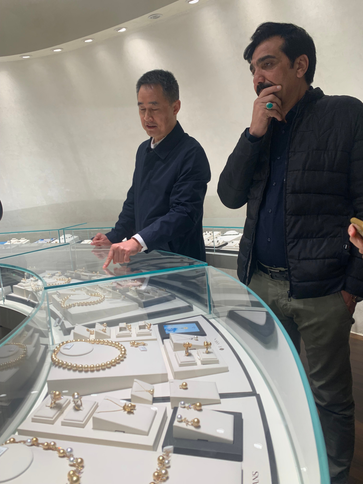 Du khách phân vân chọn lựa trang sức ngọc trai bày bán tại chợ ngọc trai Chư Kỵ Sơn Hạ Hồ ở tỉnh Chiết Giang, trung tâm buôn bán ngọc trai lớn nhất Trung Quốc. Ảnh: Linh Nhi. Du khách phân vân chọn lựa trang sức ngọc trai bày bán tại chợ ngọc trai Chư Kỵ Sơn Hạ Hồ ở tỉnh Chiết Giang, trung tâm buôn bán ngọc trai lớn nhất Trung Quốc. Ảnh: Linh Nhi.