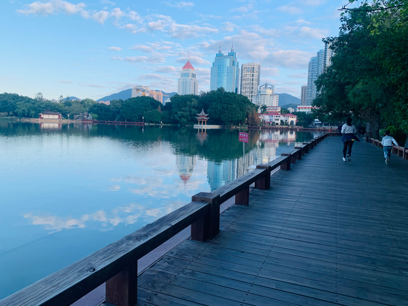 Người lớn, trẻ em tập thể dục, chạy quanh Hồ Tây ở thành phố Phúc Châu, tỉnh Phúc Kiến sáng sớm 21/11/2023. Ảnh: Linh Nhi. Người lớn, trẻ em tập thể dục, chạy quanh Hồ Tây ở thành phố Phúc Châu, tỉnh Phúc Kiến sáng sớm 21/11/2023. Ảnh: Linh Nhi.