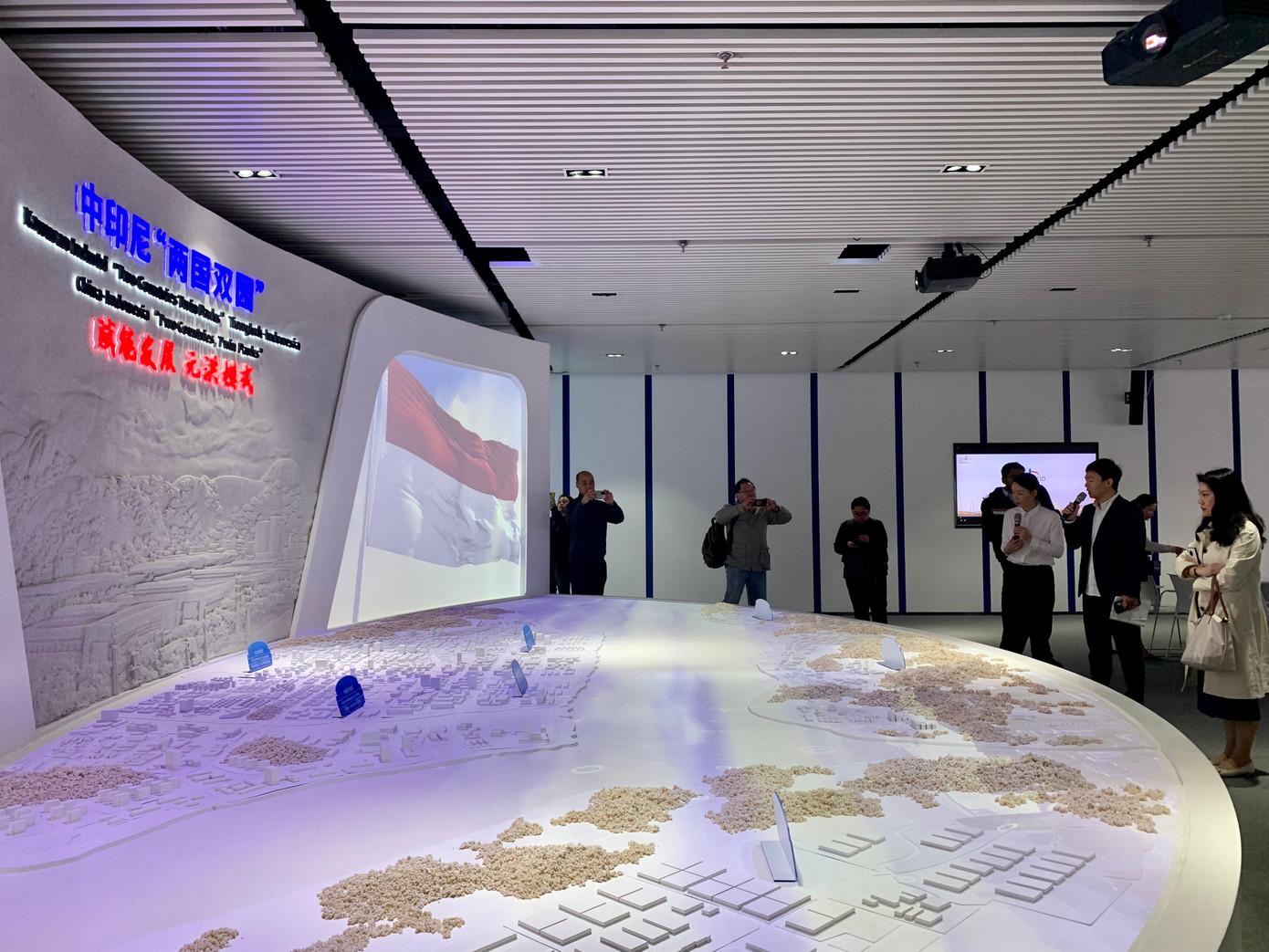 Trưng bày mô hình “Hai quốc gia, hai khu công nghiệp kết nghĩa” Trung Quốc-Indonesia ở tỉnh Phúc Kiến. Ảnh: Linh Nhi. Trưng bày mô hình “Hai quốc gia, hai khu công nghiệp kết nghĩa” Trung Quốc-Indonesia ở tỉnh Phúc Kiến. Ảnh: Linh Nhi.