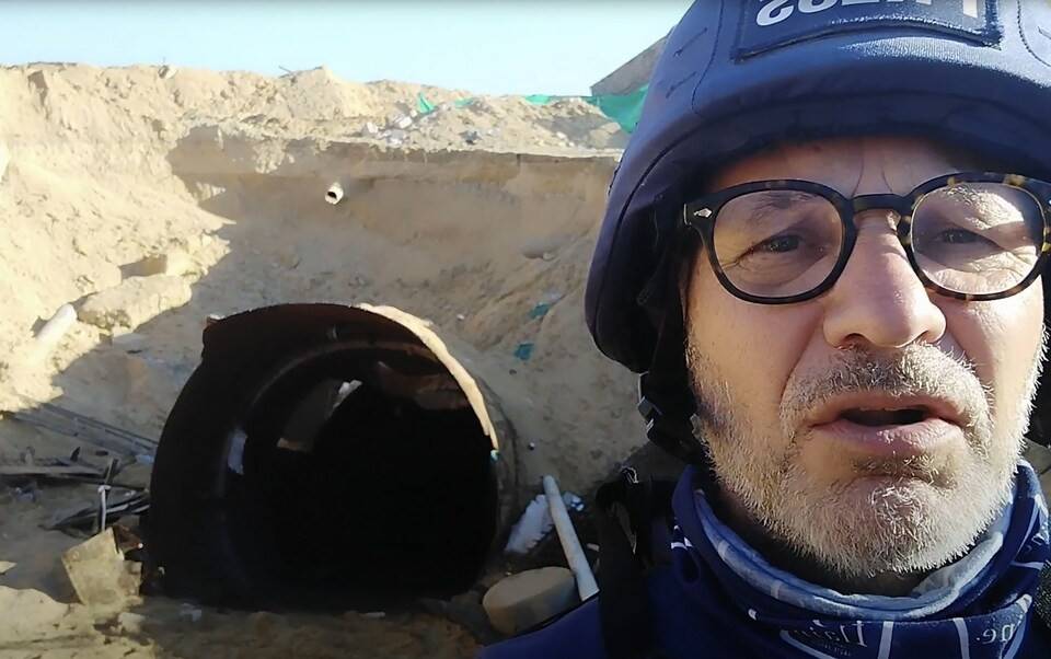 Phóng viên Paul Nuki ở miệng đường hầm. Ảnh: The Telegraph. Phóng viên Paul Nuki ở miệng đường hầm. Ảnh: The Telegraph.