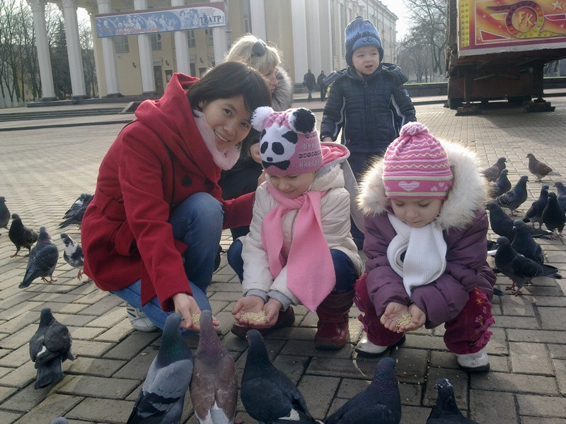 Cô du học sinh Nguyễn Thị Chúc rất yêu trẻ con và làm từ thiện