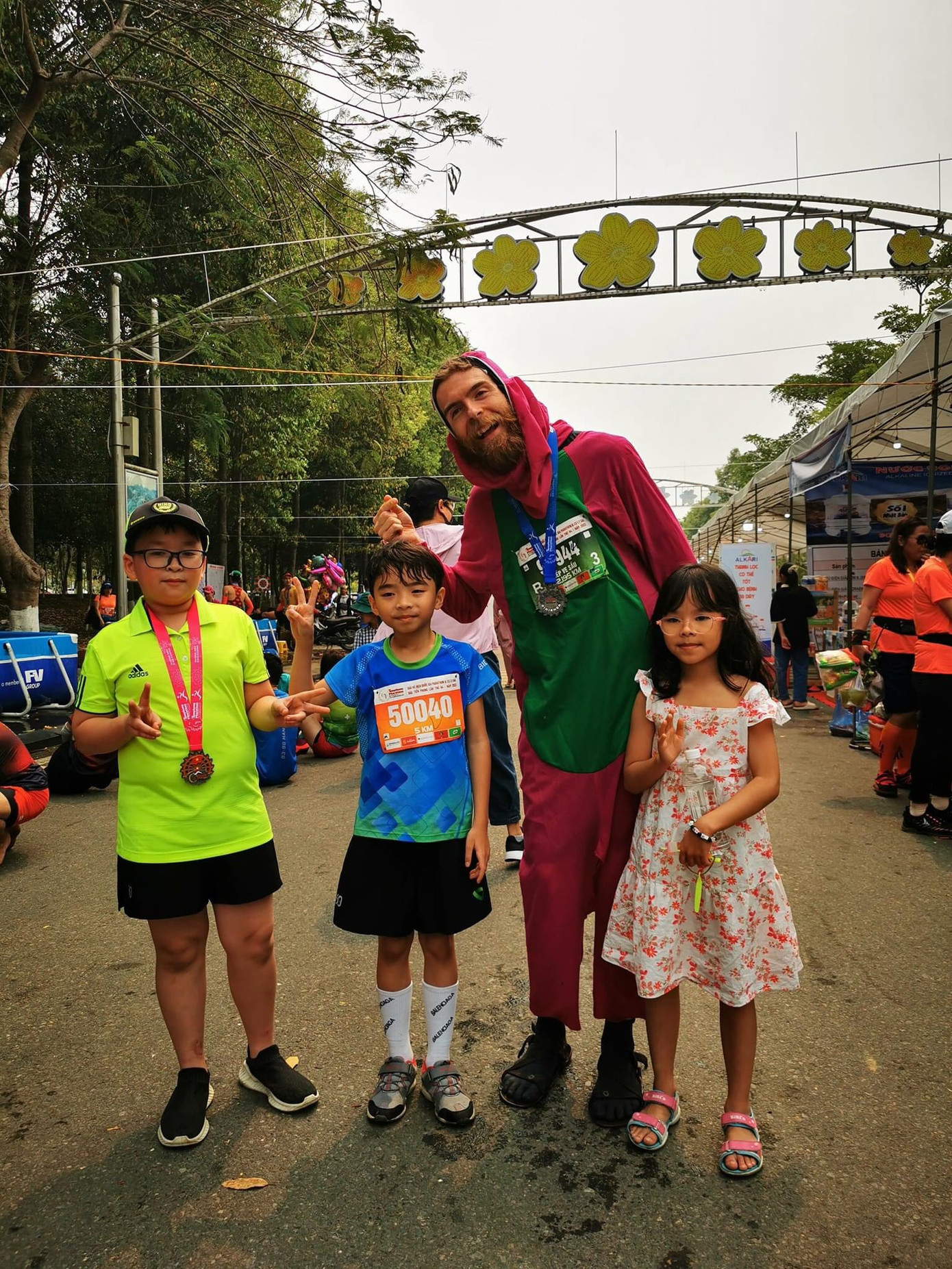 Liam Watson với các bạn nhỏ Lai Châu