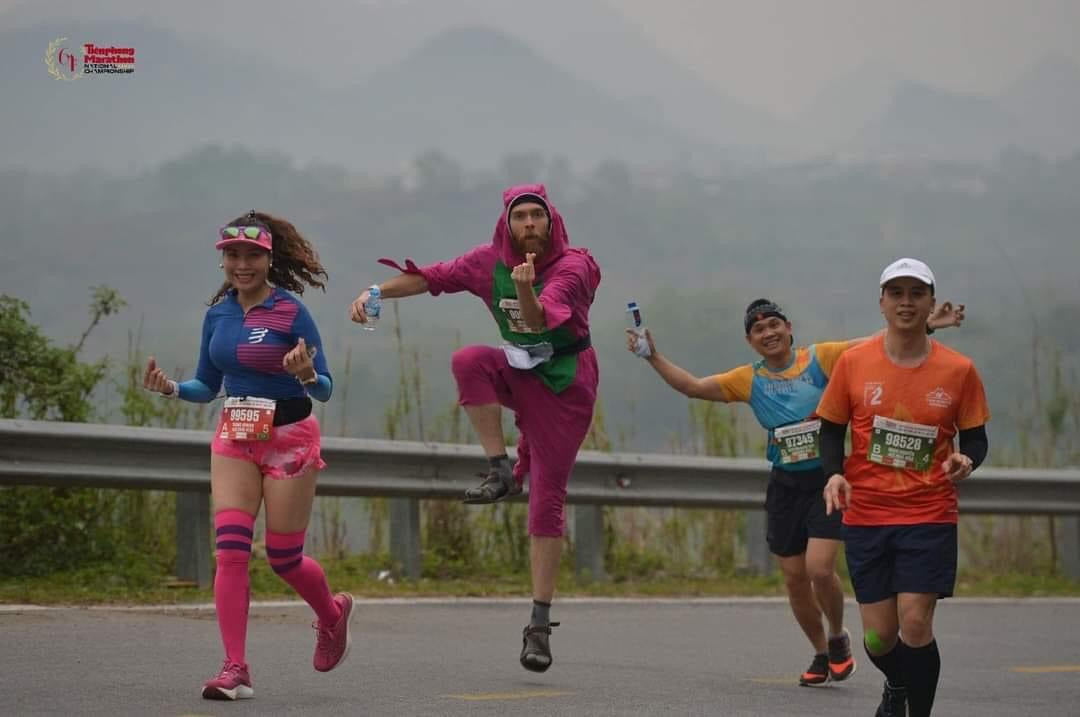 Liam Watson vui nhộn trên đường chạy Tiền Phong Marathon tại Lai Châu trên đôi xăng đan mỏng thay vì giày chạy bộ chuyên dụng