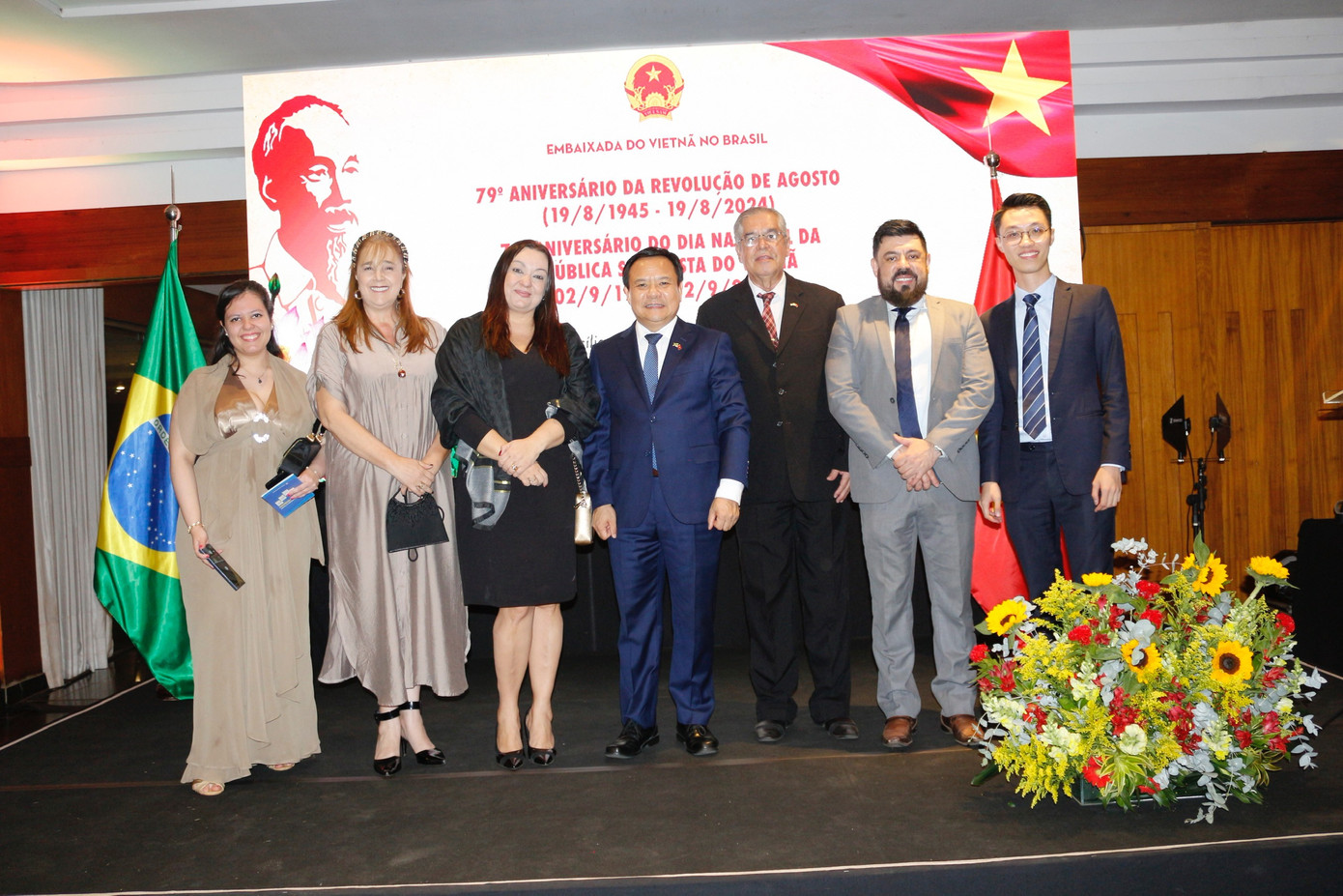 Đại sứ Bùi Văn Nghị chụp ảnh cùng các nhà báo Brazil.