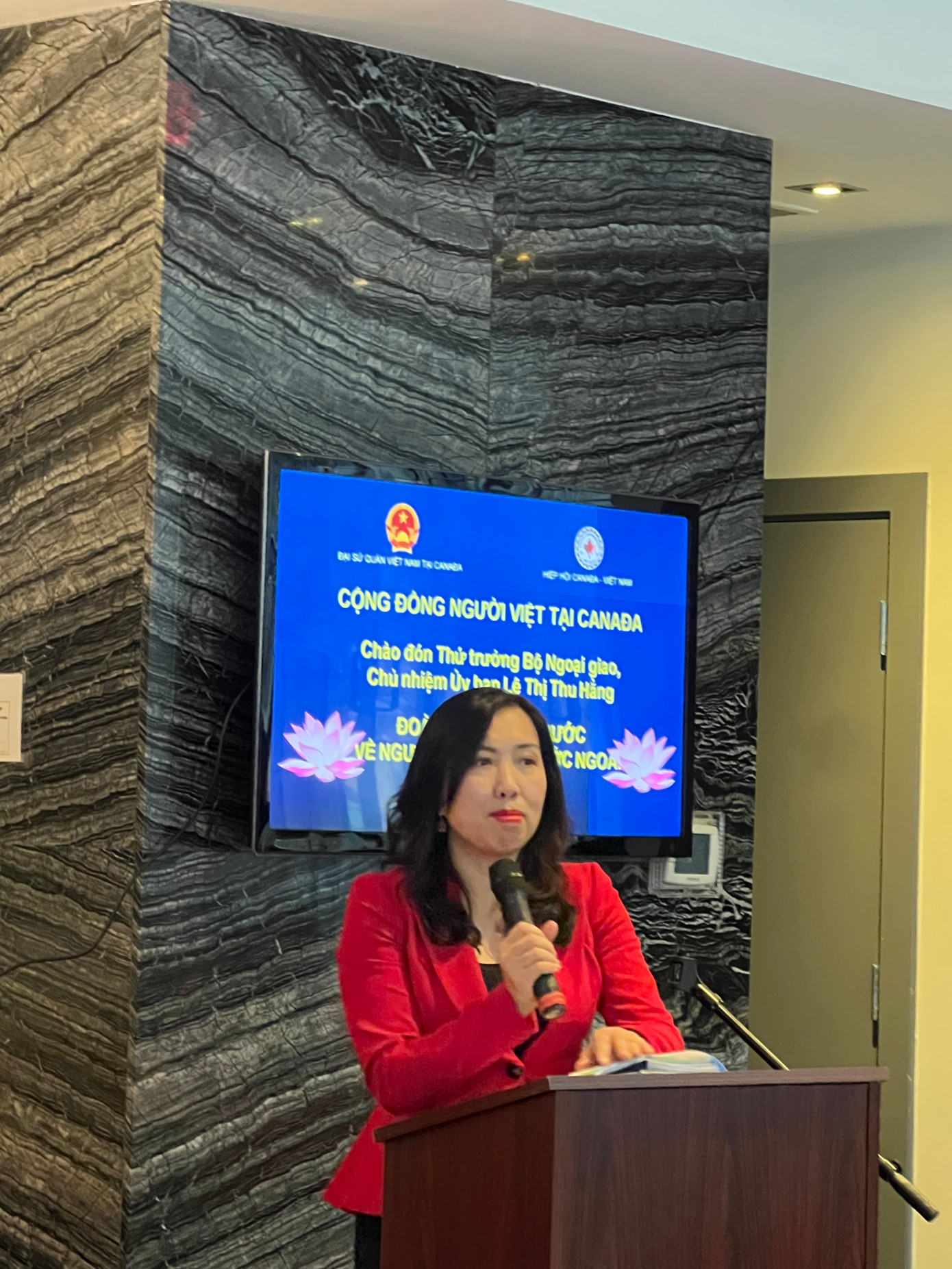 Thứ trưởng Lê Thị Thu Hằng trao đổi với cộng đồng người Việt tại Canada. Thứ trưởng Lê Thị Thu Hằng trao đổi với cộng đồng người Việt tại Canada.