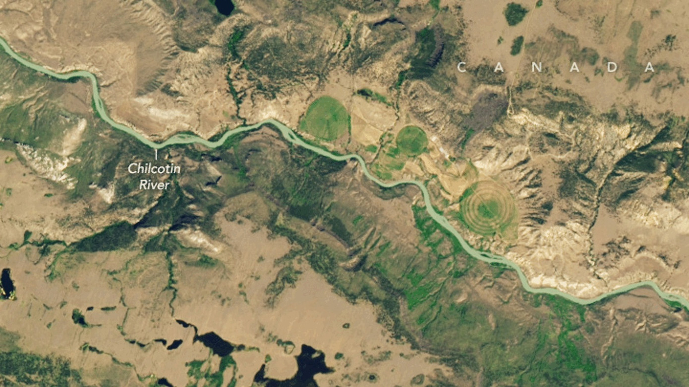 Các bức ảnh vệ tinh về sông Chilcotin do Landsat 9 chụp trước vụ lở đất (ngày 16/7) và sau vụ lở đất (ngày 1/8) cho thấy mực nước sông dâng cao sau khi bị đắp đập. (Ảnh: Đài quan sát Trái đất của NASA/Wanmei Liang/Landsat) Các bức ảnh vệ tinh về sông Chilcotin do Landsat 9 chụp trước vụ lở đất (ngày 16/7) và sau vụ lở đất (ngày 1/8) cho thấy mực nước sông dâng cao sau khi bị đắp đập. (Ảnh: Đài quan sát Trái đất của NASA/Wanmei Liang/Landsat)