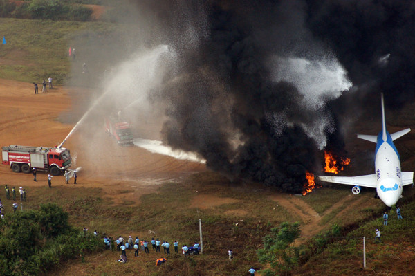 Các lực lượng cứu hỏa, cứu thương, cảnh sát, lập tức có mặt để triển khai phương án cứu nạn, bảo vệ hiện trường