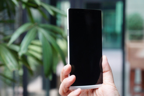 Chiếc điện thoại được thiết kế tại Mỹ, sử dụng camera của Sony, chip của Qualcomm và lắp ráp tại Trung Quốc để giảm chi phí