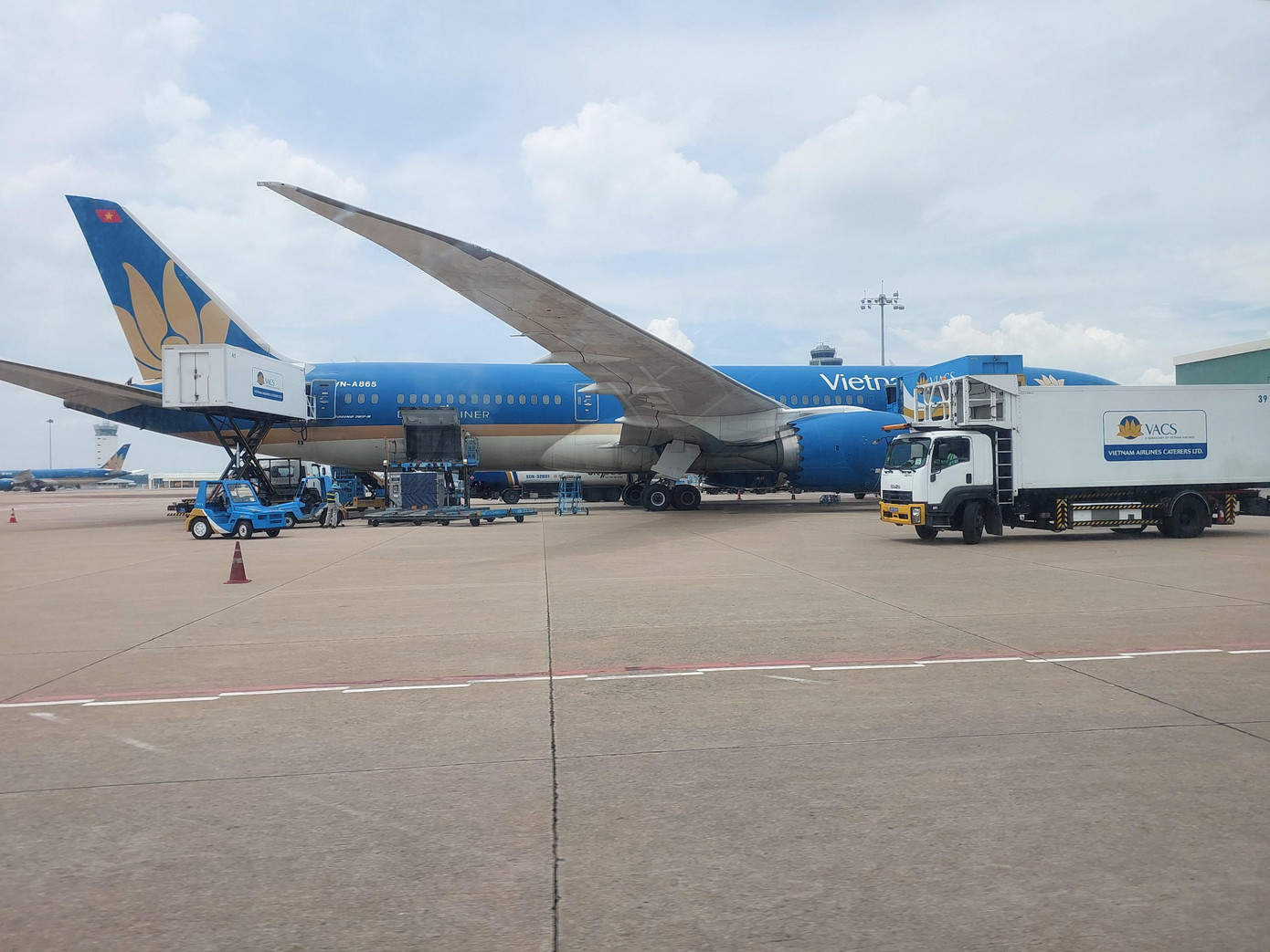 Doanh nghiệp hàng không gửi kiến nghị bỏ quy định khung giá trần nội địa đối với dịch vụ vận tải hàng không (ảnh: QN). Doanh nghiệp hàng không gửi kiến nghị bỏ quy định khung giá trần nội địa đối với dịch vụ vận tải hàng không (ảnh: QN).