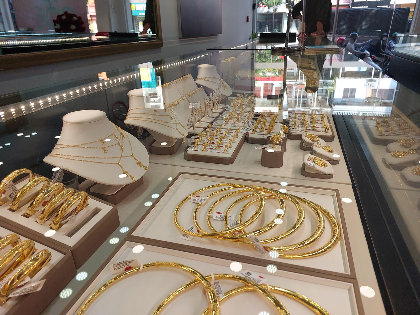 Giá vàng nhẫn tròn trơn tăng hơn nửa triệu đồng/lượng. Giá vàng nhẫn tròn trơn tăng hơn nửa triệu đồng/lượng.