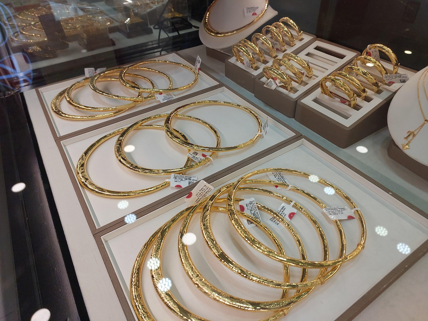 Đầu tuần, giá vàng đồng loạt chững lại Đầu tuần, giá vàng đồng loạt chững lại