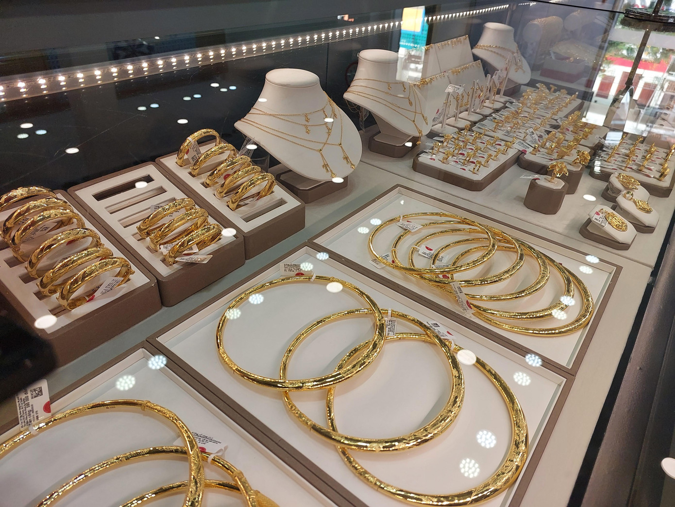 Giá vàng thế giới thủng mốc 1.700 USD/ounce, trong nước neo cao