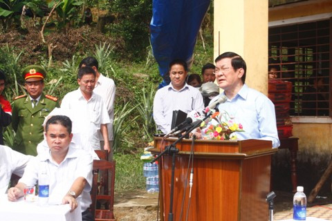 Chủ tịch nước Trương Tấn Sang trò chuyện với người dân vùng tái định cư thủy điện Sông Tranh 2. Chủ tịch nước trò chuyện với người dân vùng TĐC thủy điện Sông Tranh 2