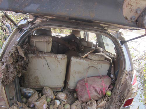 Bên trong xe có ít nhất 3 người, cơ thể đang trong quá trình phân huỷ